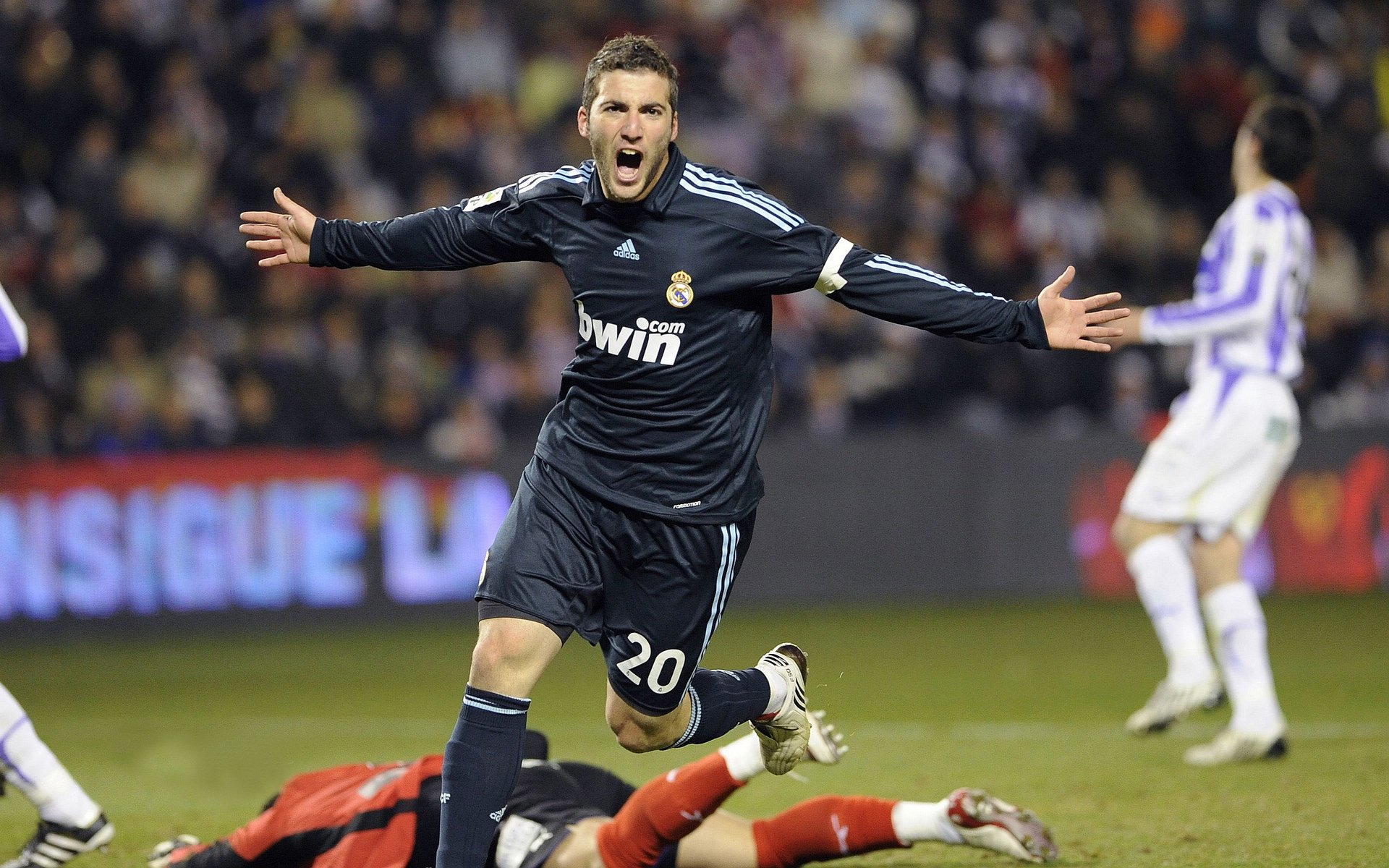 欧联杯惊魂夜，萨内关键节点连续得分，比利亚雷亚尔与马赛的战术博弈