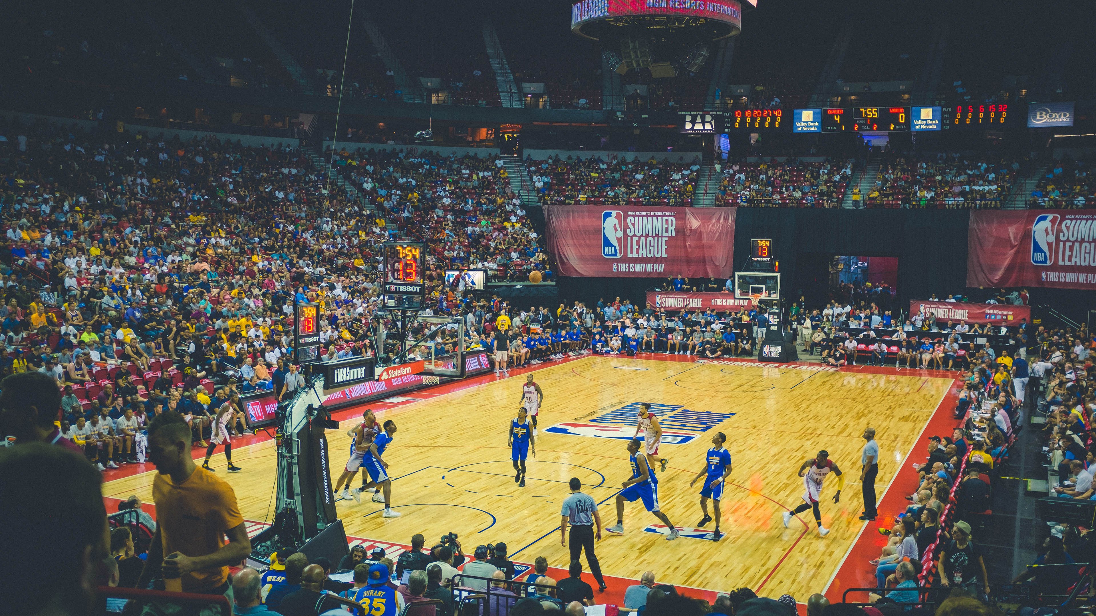 雷霆火力压制活塞,霍勒迪成为关键先生,沉默杀手的逆袭之路